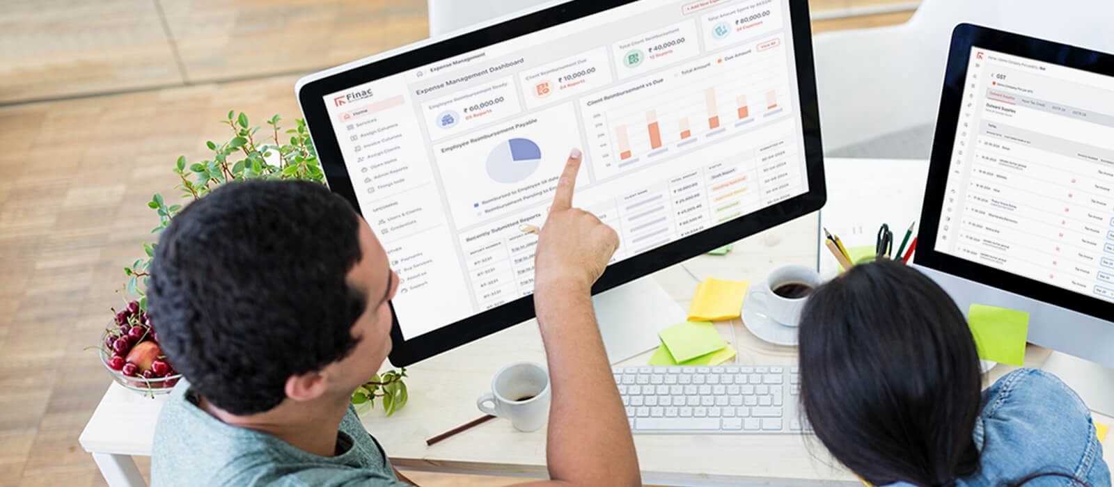 A Finac account manager and a client reviewing the expense dashboard together on screen